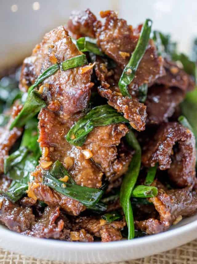 Mongolian Beef that's easy to make in just 30 minutes, crispy, sweet and full of garlic and ginger flavors you love from your favorite Chinese restaurant.